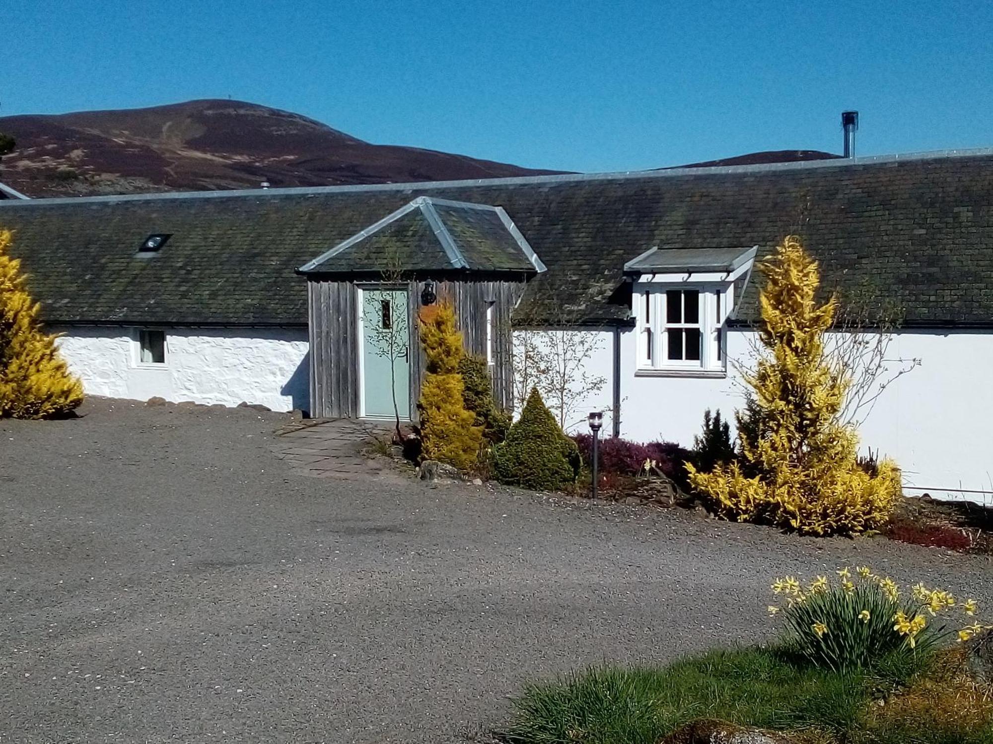 Dalnoid Cottages & Treehouses Nr Glenshee Exterior photo