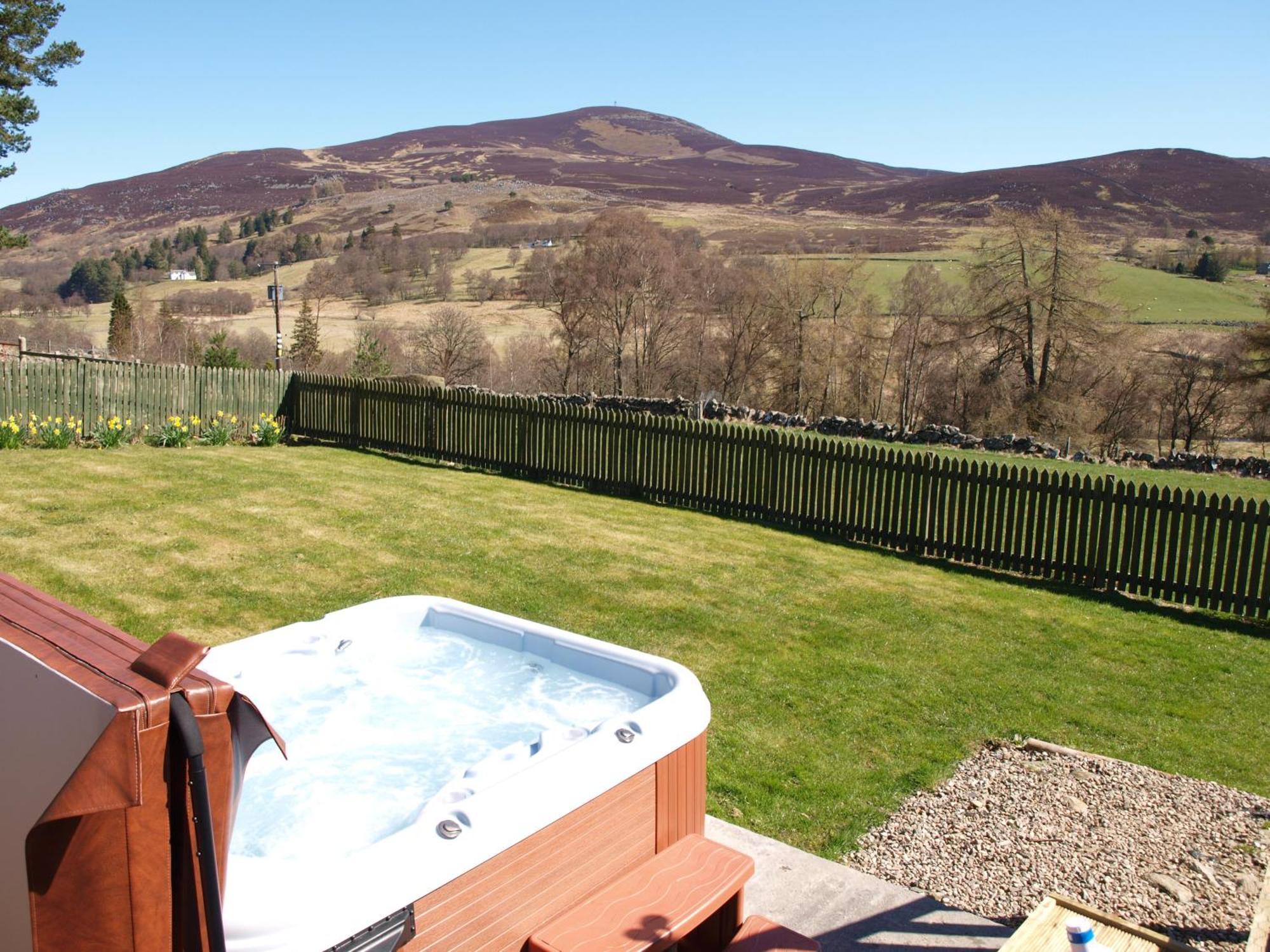 Dalnoid Cottages & Treehouses Nr Glenshee Exterior photo